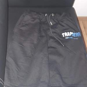 Nya trapstar shorts strlk M/L