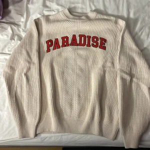 Stickad tröja - Tjena, här är en fet stickad tröja med snyggt mönster samt text på framsidan. Tröjan är väl använd men fortfarande toppskick. Inte mycket mer och säga än att fråga om ni har funderingar och pruta gärna!