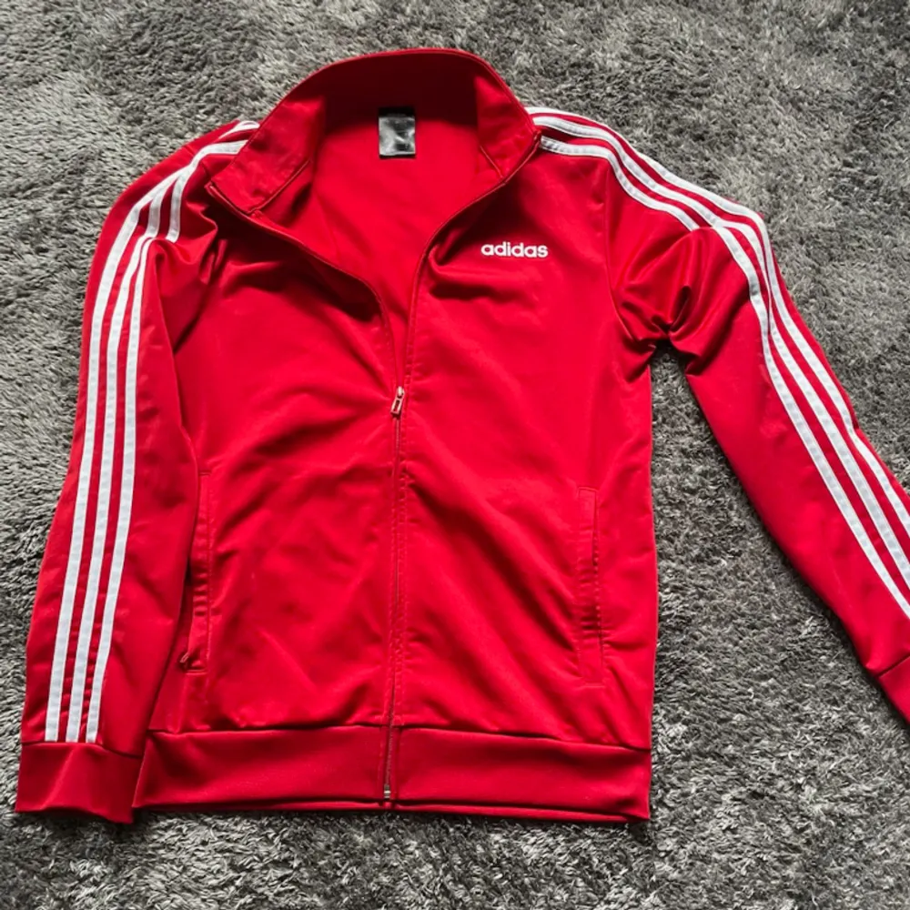 Riktigt skön och populär adidas kofta som nog kan va en riktigt unik investering till våren som snart är här. 8/10 skick på koftan då den bara legat i garderoben det senaste halvåret! Vid frågor kontakta oss✔️. Neuletakit & Villapaidat.