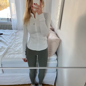 Lululemon Align leggings 28” i olivgrönt - Lululemon Align leggings i den längre modellen💗 Jag är 174cm och de passar perfekt på mig. Jag har även den ”normala” längden, alltså 25”, men tycker den blir för kort på mig. Sparsamt använda, inga slitningar. Olivgrön färg. Ordinarie pris är 1097kr