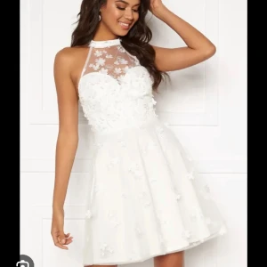 Studentklänning  - Säljer denna finna student/ grundenten klänning. Köpte av en annan här på Plick, bara använd under en student. Jättefin, nyskick. Storlek 36.