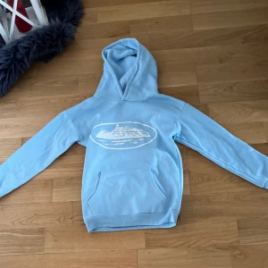 Tracksuit  - Använd få gånger och kommer tvättas innan den skickas. Det är XS men kan passa barn som är större än vad de ska inget illa menat. Den är i bästa skick. Säljer den för att jag är i behov av pengar just nu pris kan diskuteras kommer inte gå ner mycket.