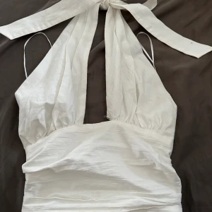 Topp - Säljer denna topp från Gina Tricot då den är för liten för mig, aldrig använd enbart provad! Osäker på om den forfarande säljs. Den har spruckit lite, ni ser bild 3 eftersom den var lite för liten! Super fin annars. 🤍