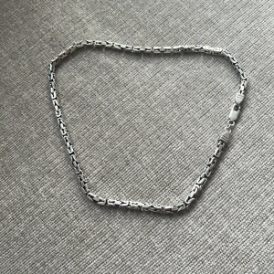 Silver halsband  - Nypris -6299  Säljer för 1800