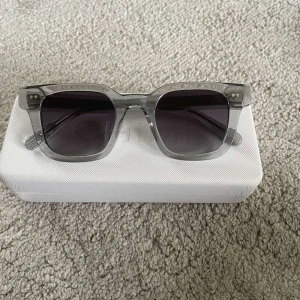 Gråa chimis! - Säljer nu dessa gråa chimis i modell 04 åt min kompis. De är använda ett fåtal gånger så alltså i väldigt bra skick, inga repor förekommer! Priset går att diskutera! Hör av er vid minsta fråga🥰