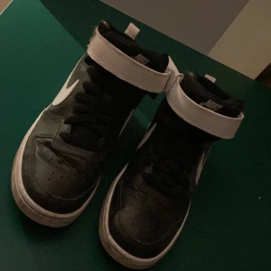 Nike skor high  - Jag säljer mina par Nike skor billigt! Dessa par är köpta från stadium. Ordinarie pris förr dessa är ca 899kr. . Skicket är 6/10. Efter som skon är andvänd.  Om du är intresserad kom privat om frågor bilder och övrig information. 