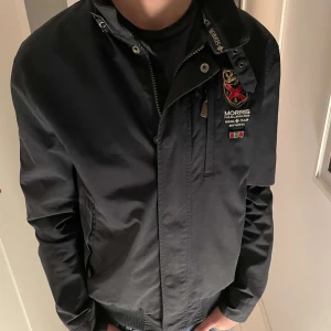 Morris jacka - Riktigt snygg Morris jacka i storlek L men passar även M. Skick 7,5/10. Skriv privat för frågor eller fler bilder!