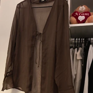 Brun skjorta  - Tunn skjorta som är så inne nu. Funkar som vanlig topp med dessutom bikini cover-up. Så söt och fin. Aldrig använd. Tveka inte höra av er vid ytterligare funderingar ☺️