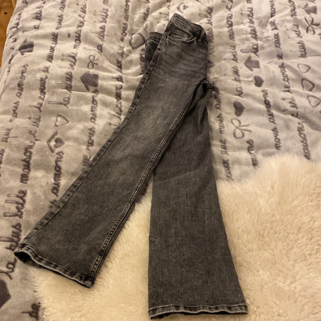 Grå/svarta lågmidjade Bootcut jeans. - 91