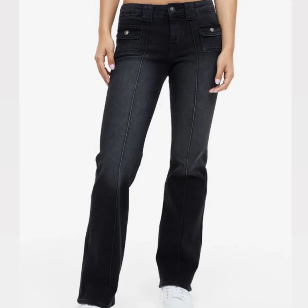 Slutsålda jeans från hm. Storlek 36, säljer då de är för stora för mig. Sista bilden är lånad och där ser jeansen gråare ut än vad de är. De är helsvarta, vilket syns bäst på andra bilden. . Jeans & Byxor.