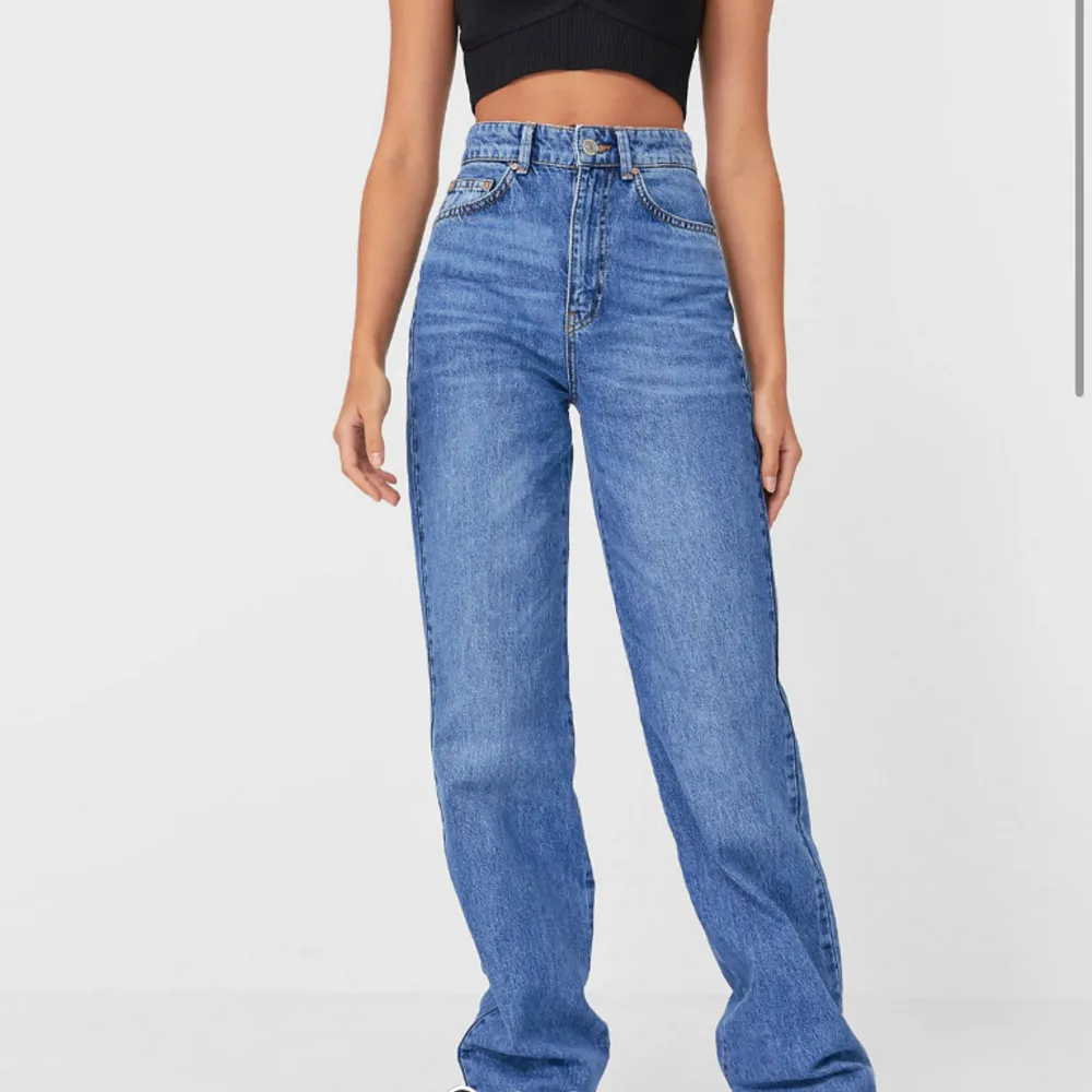 Straight jeans från stradivarius, slutsåld på hemsidan, köpt på ASOS. Storlek 38 men skulle säga att den är som stl 36, då den är liten i storlek. Sitter fint!Den kommer tyvärr inte till använding, jag är 158 så den är även klippt - går över skorna:). Jeans & Byxor.