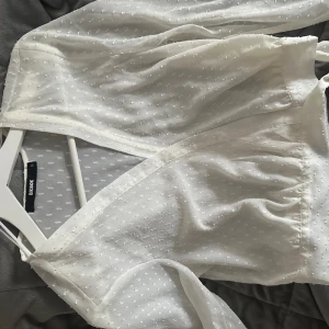 vit blus från bikbok, storlek M -  fin vit blus från bikbok, använd 2 gånger max, storlek M men kan bli tajt över brösten om man har större än C kupa.