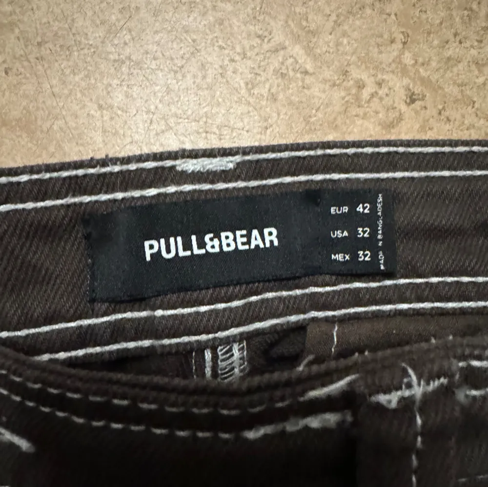 Byxan är max använd 3 gånger, knappen har åkt av men tillföljer självklart (enkel att sy på).. Jeans & Byxor.