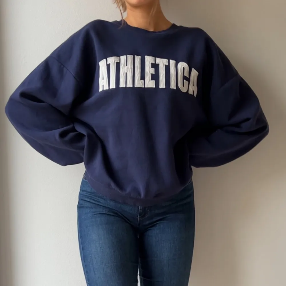 Snygg oversized sweater köpt på Gina Tricot, sparsamt använd och i fint och utan defekter 💙 Så mysig och passar till allt! . Hoodies.