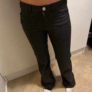 Super snygga byxor från Filippa K 💗  Hon på bilden är 163 så byxorna är ganska långa!!  Dom är uppsprättade så de skulle bli längre, se sista bilden, men går att sy tillbaka igen 💘💘  Köpta för nästan 3000kr  💗