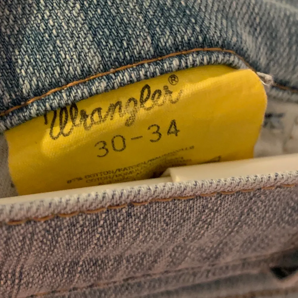 Utsvängda vintage jeans från Wrangler. Använda men inga tydliga tecken på slitage :). Jeans & Byxor.