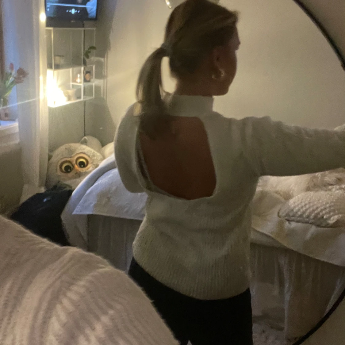 Vit stickad tröja med öppen rygg