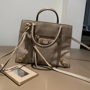 Balenciaga väska  - Balenciaga crossbody bag i jättefint skick, man kan ändra längden på bandet. Perfekt nu till våren! 