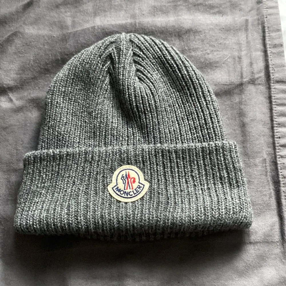 Moncler mössa All size i bra skick. Inte använd särskilt mycket fick i present av min farmor i julas och ville hellre ha pengarna. Priset är ej hugget i sten så kom gärna med prisförslag. . Övrigt.