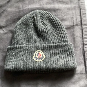 Moncler Mössa  - Moncler mössa All size i bra skick. Inte använd särskilt mycket fick i present av min farmor i julas och ville hellre ha pengarna. Priset är ej hugget i sten så kom gärna med prisförslag. 