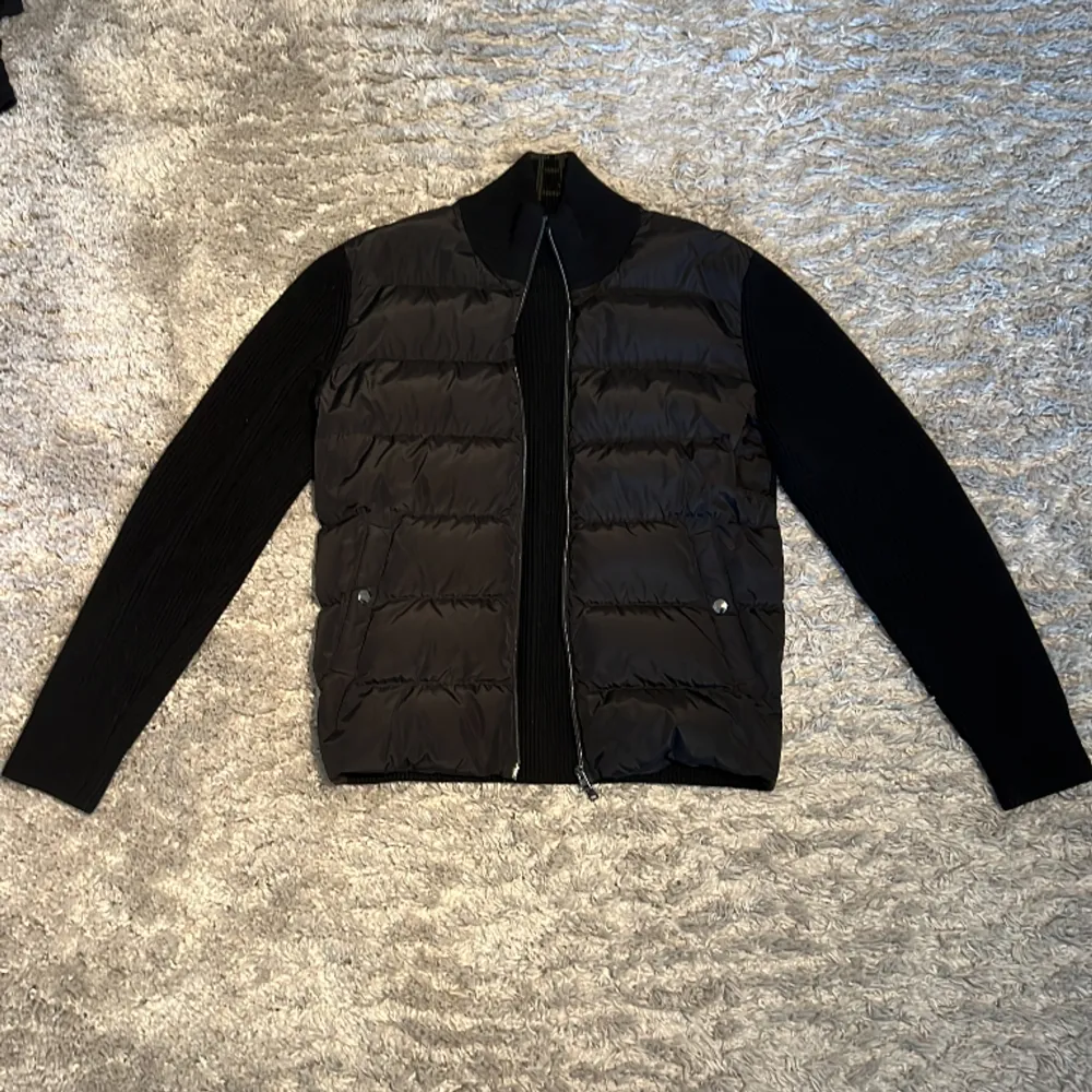 Herno Virgin Wool Padded Cardigan i stl M. Bra skick, sällan använd. Nypris €555 (ca 6200kr). Köpt från Mytheresa. Skriv för mer bilder. Jackor.