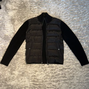 Herno Padded Cardigan - Herno Virgin Wool Padded Cardigan i stl M. Bra skick, sällan använd. Nypris €555 (ca 6200kr). Köpt från Mytheresa. Skriv för mer bilder