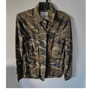 Pull & Bear - Superfin. Som ny. Man kan justera den i midjan. Size S