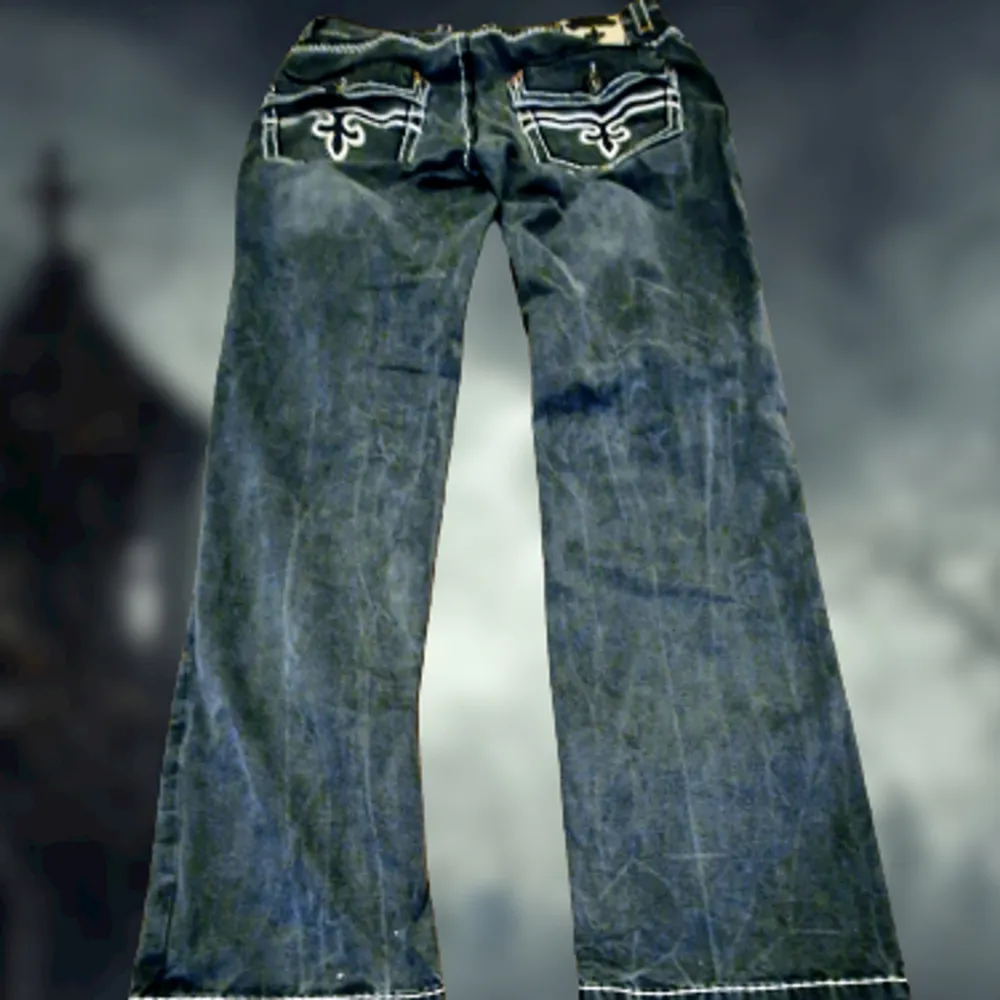 Sjuukt snygga rock revival jeans med fat stitch och flaps. Prima skick och perfekt passform. Hmu ifall du har någon fråga🤙🤙. Jeans & Byxor.