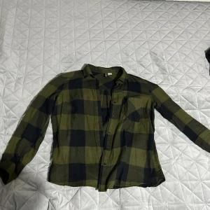 Tröja - Denna är jätte fin, har tyvärr bara inte kommit till användning hos mig. Köpte den på hm för tre år sedan. 