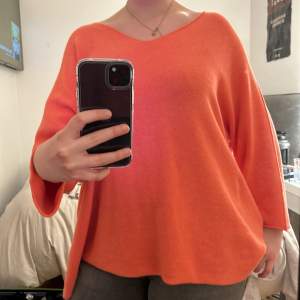 En fin, orange tjocktröja köpt på en pop up butik på Sveavägen!🧡