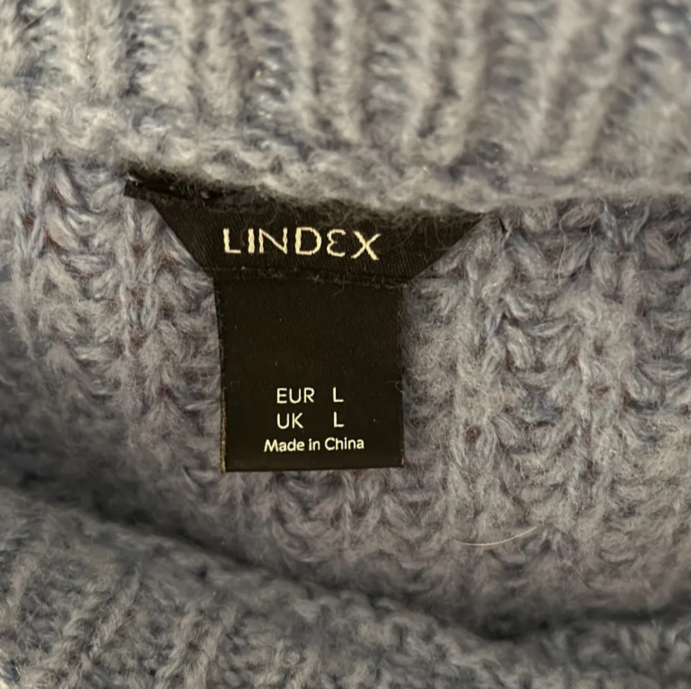 Blå, fin stickad tröja från Lindex i storlek L!💙. Hoodies.
