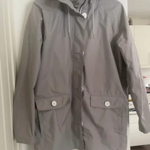 Helly Hansen  - Helly hansen regnkappa nyskick. storlek medium passar large också. Perfekt sommar jacka  kommer från djur o rökfritt hem  nypris 3000