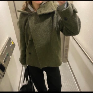 Arket kappa  - Säljer min fina gröna arket kappa! Knappt använd, köpte den denna vintern💗nypris 2000kr