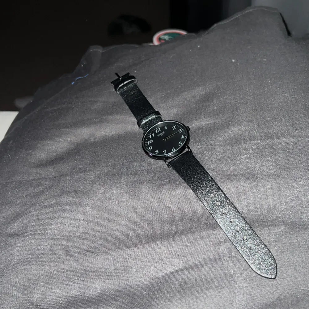 En väldigt snygg och stil ren svart klockan, väldigt snygg klocka som passar till allt, det finns inga defekter på klockan och den är i gott skick! Nypris, 400kr. Accessoarer.