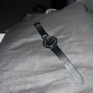 En väldigt snygg och stil ren svart klockan, väldigt snygg klocka som passar till allt, det finns inga defekter på klockan och den är i gott skick! Nypris, 400kr