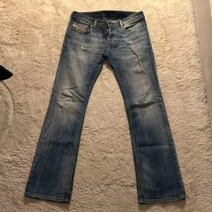 Asfeta diesel jeans 30/32 Hyfsat slim vid låren men flared nertill  Skick 7/10, använda en del