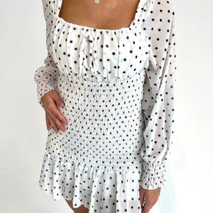 Klänning  - Söt klänning från design by si som aldrig är använd och har pris lapp kvar pågrund av för liten☺️ liten i storken så passar xs med💗