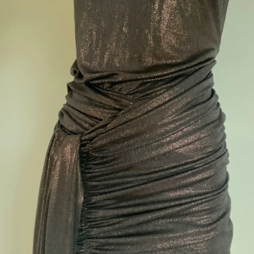 En mörk skimmer klänning från Zara med en arm. Aldrig använd bara provad med prislappen kvar. Klänningar.