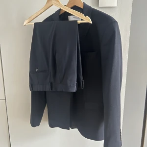 Selected Homme Kostym Navy - Superbra skick. Använd 2 gånger. Säljes pga för liten.   Blazer: 48 Byxa: 50