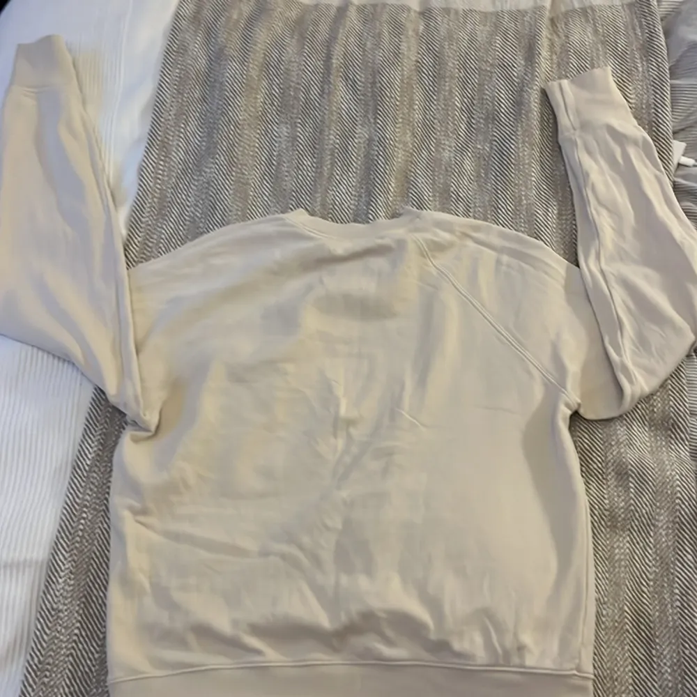Beige sweatshirt från arket sparsamt använd, i storlek M men skulle säga att den är som en S. Tröjor & Koftor.