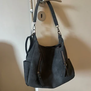 Väska - Säjer denna gmörkgrå väska då den inhe kommer till användning längre. Har många fack villket jag gillar💕