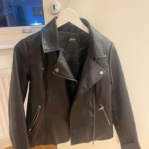 Skin jacka  - Skin jacka fårn only som inte andvänts mycket💗