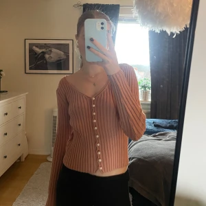 Tröja - Säljer denna ljusrosa tröja från NAKD då det inye rikrigt är min stil längre, använd fåtal gånger så är som ny💞