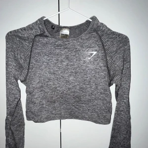 Gymshark träningströja  - Fint träningströja i gott skick! Finns hål för tummarna i slutet på armarna, önskar fler bilder/bilder med tröjan på fixar jag det ✨💕 Orginalpris 449:-