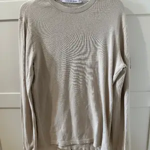 Calvin Klein sweatshirt, använda Max 2 gånger. Storlek: XL 