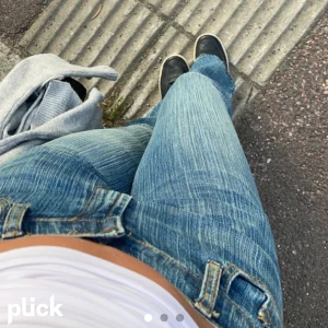 Lågmidjade jeand - Skit snygga lågmidjade jeans från brandy Melville, säljer pga inte kommer till användning och är lite förstora för mig i midjan 💕(inte mina bilder) 