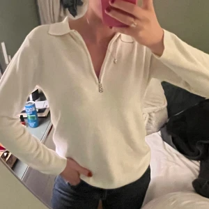 Vit stickad tröja - Vit tröja med dragkedja i vitt, använd men i bra skick inga fläckar hål eller liknande