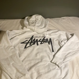 Stussy hoodie  - Tjena, säljer nu min Stussy hoodie som är i storlek M. Skick 7/10 eftersom att den har små små prickar av fläckar på ett ställe. Köpt här på Plick. Jag är öppen för byten men helst pengar. Skriv för frågor och bilder.