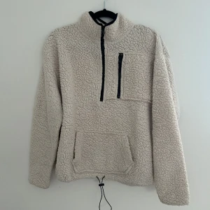 Fluffig zip tröja - Vit fluffig tröja med zip! Fint skick storlek S 💗