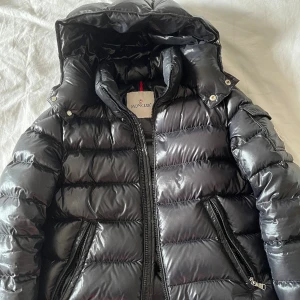 MONCLER MAYA JACKA - Jag säljer min Moncler maya jacka. Bra skick, har använt den 2 vintrar. Har barnstorlek och den passar för xs. Köpt på NK i Göteborg. Möts helst upp, kan diskutera om priset🩷
